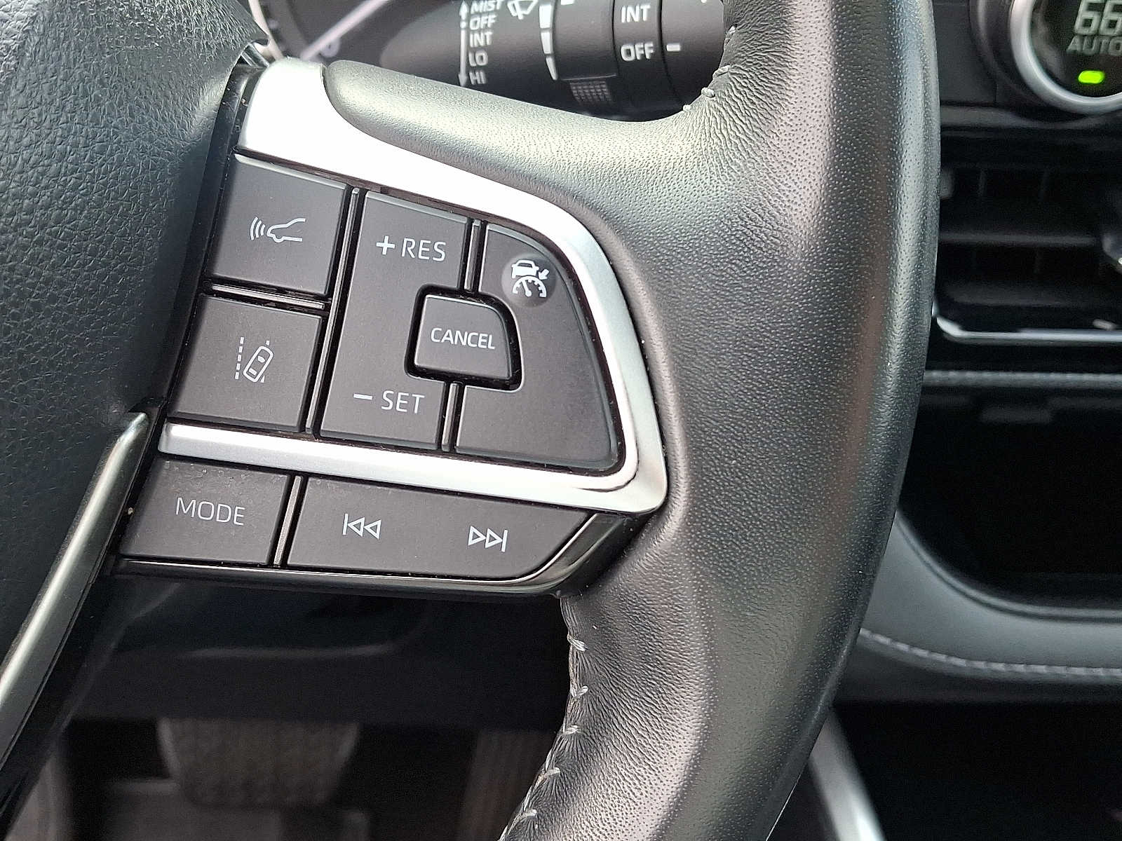 Thumbnail: 2023 Toyota Highlander - 26