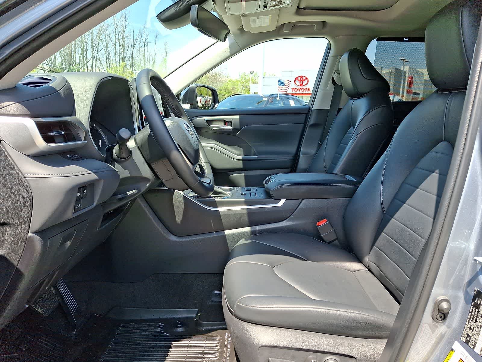 Thumbnail: 2023 Toyota Highlander - 16