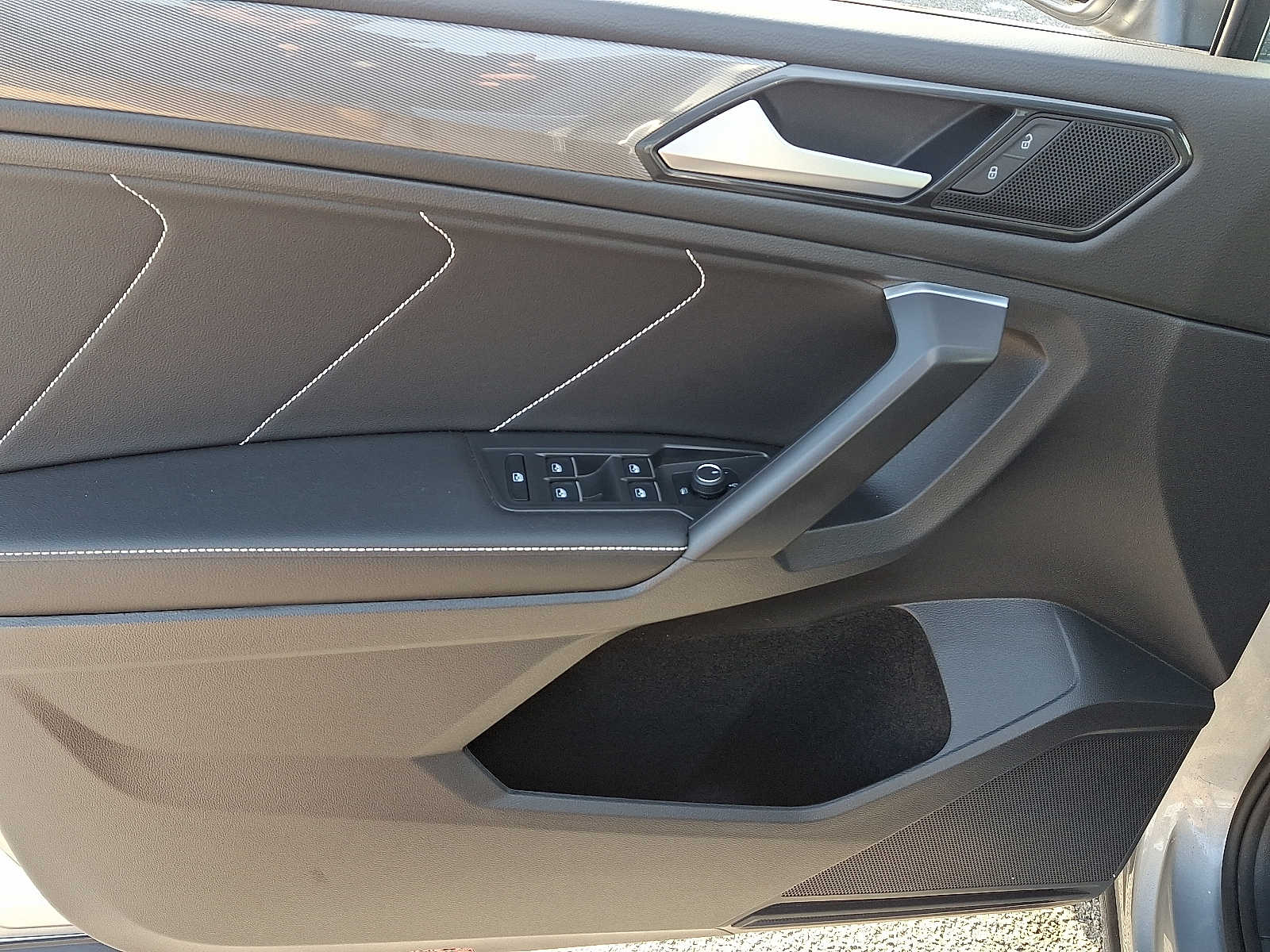 Thumbnail: 2022 Volkswagen Tiguan - 14