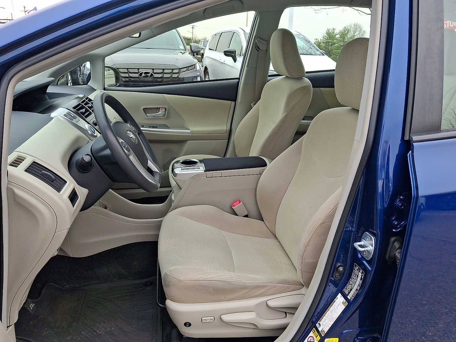 Thumbnail: 2012 Toyota Prius v - 15