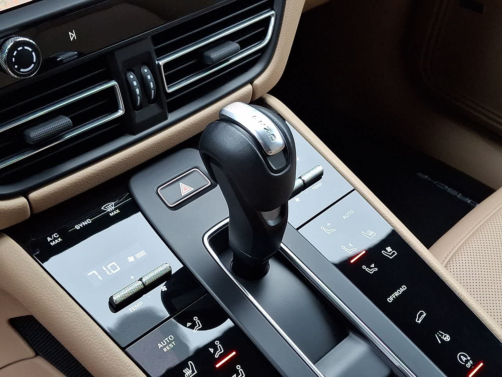 Thumbnail: 2022 Porsche Macan - 16