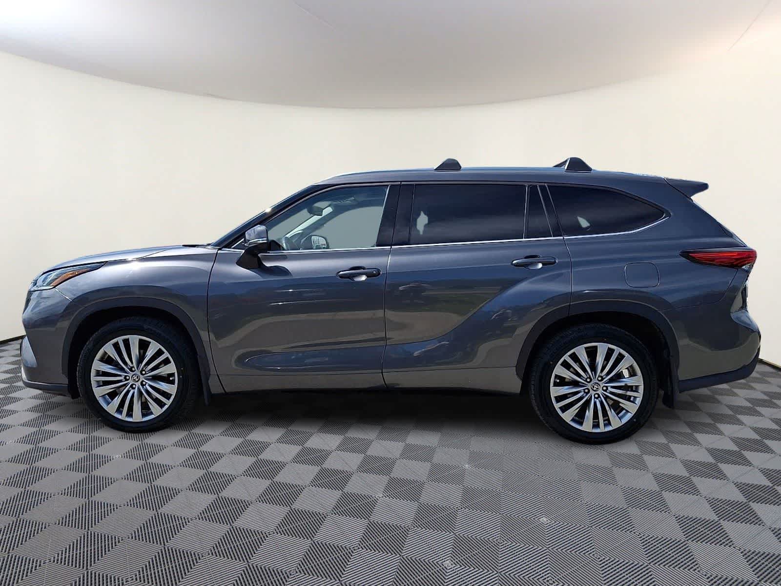 Thumbnail: 2023 Toyota Highlander - 9