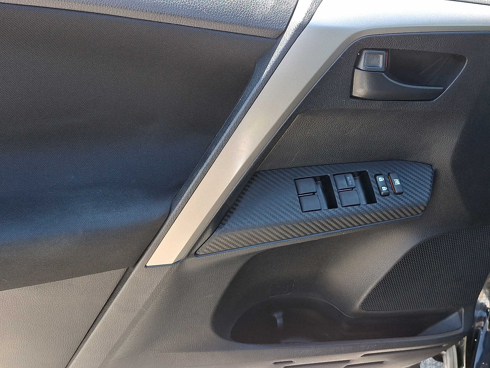 Thumbnail: 2015 Toyota RAV4 - 14