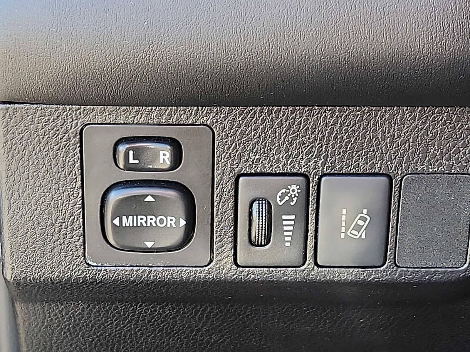 Thumbnail: 2017 Toyota RAV4 - 29