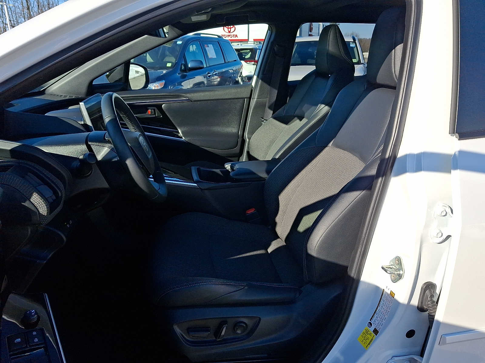 Thumbnail: 2025 Toyota bZ4X - 16