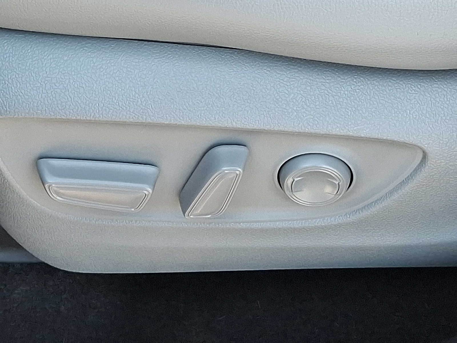 Thumbnail: 2023 Toyota Highlander - 25