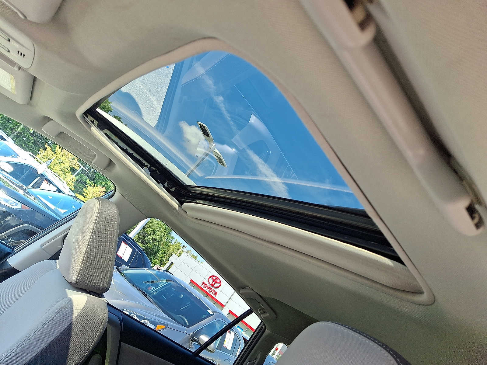 Thumbnail: 2014 Toyota RAV4 - 16
