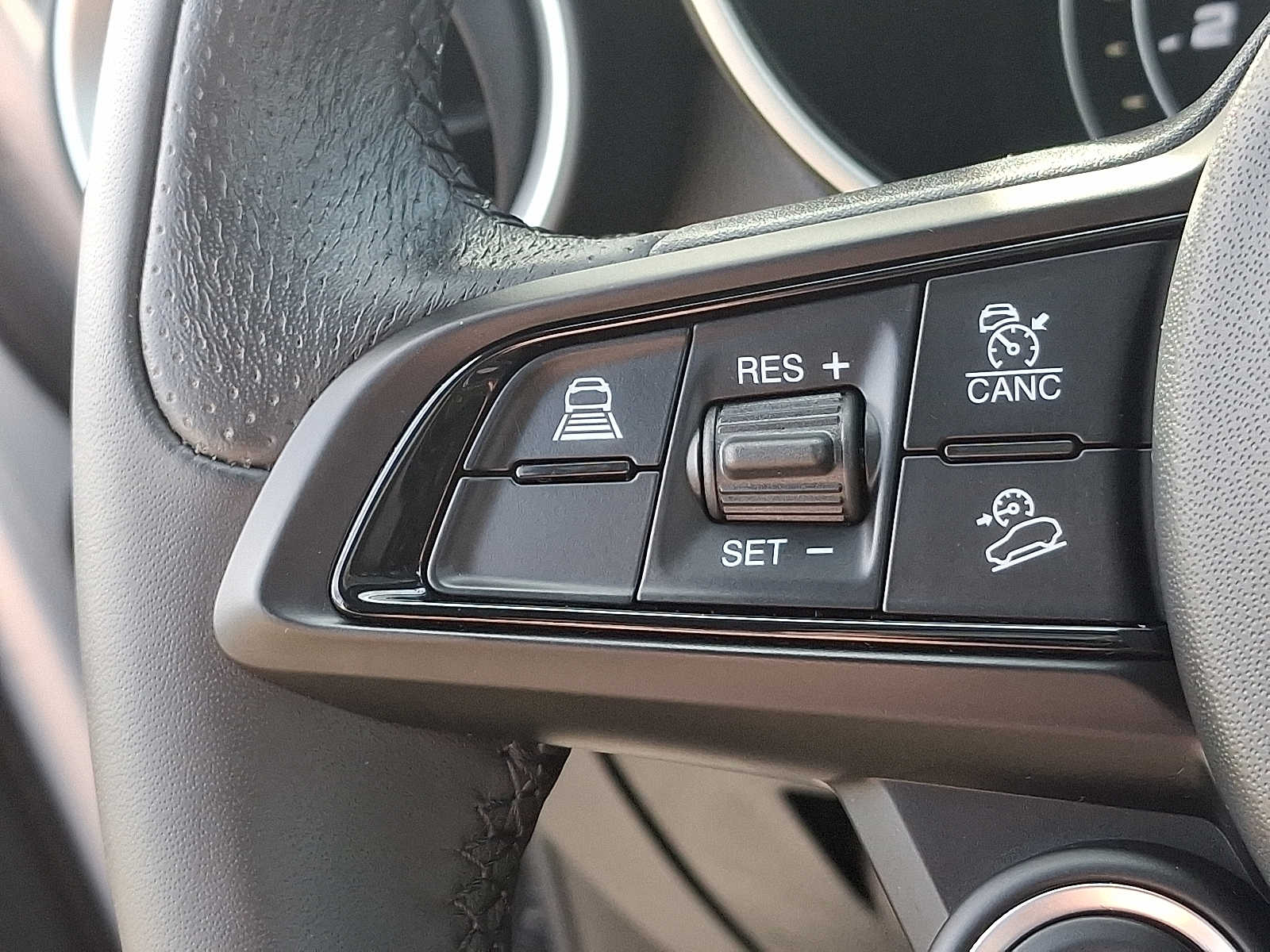 Thumbnail: 2023 Alfa Romeo Stelvio - 18