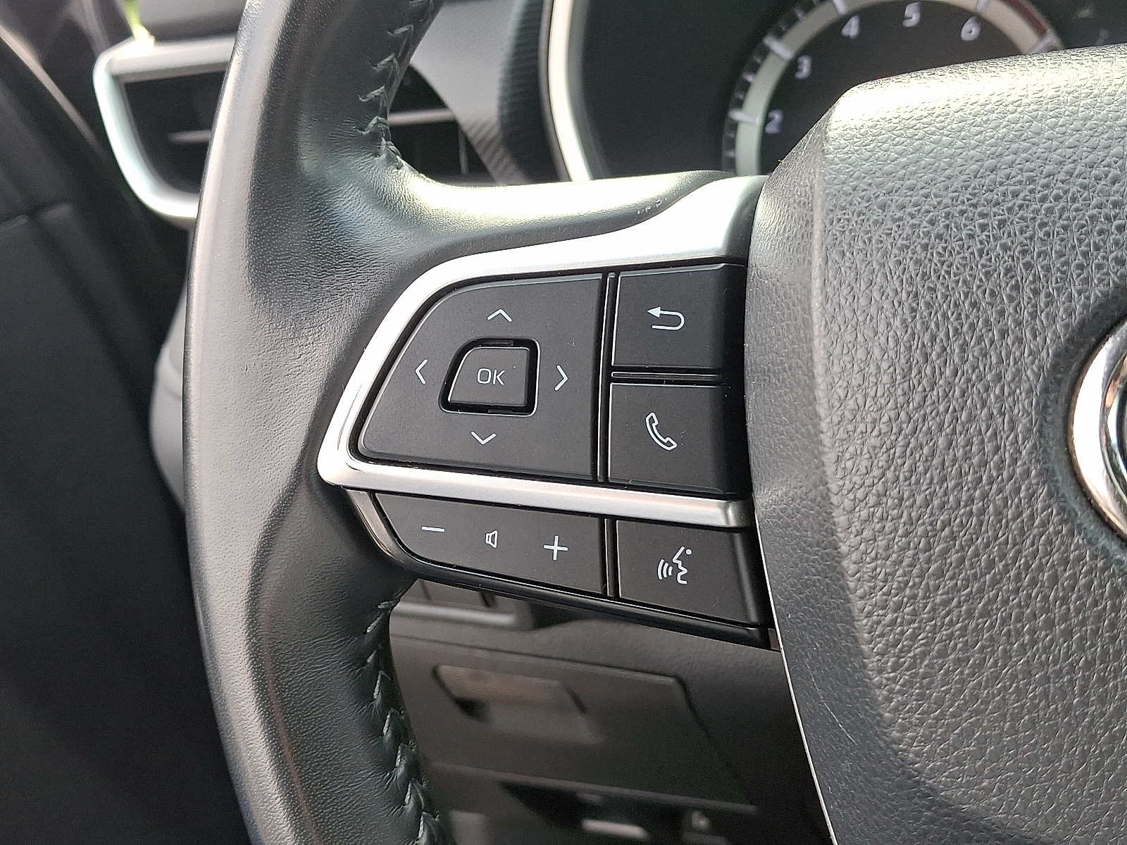 Thumbnail: 2023 Toyota Highlander - 25