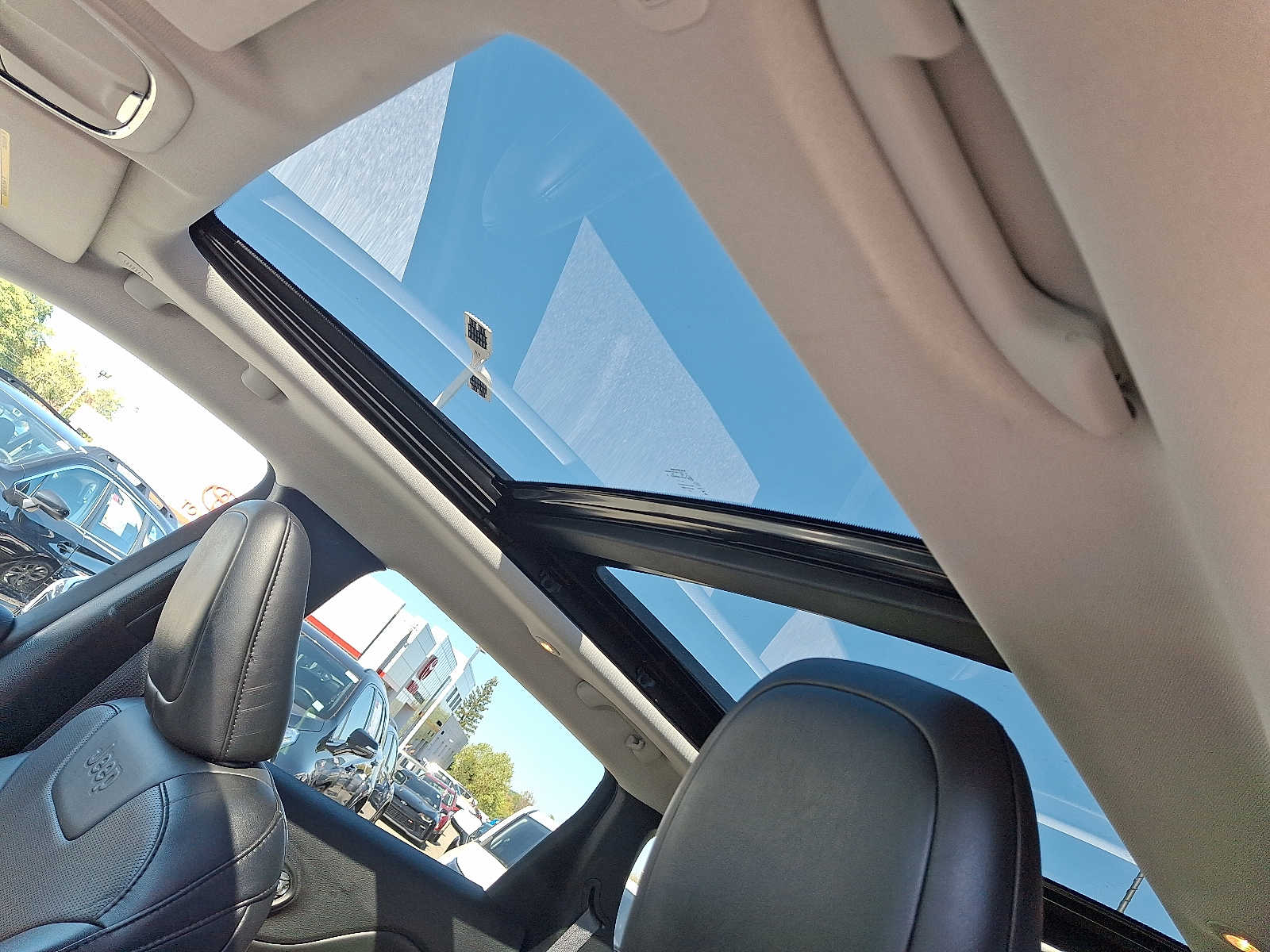 Thumbnail: 2022 Jeep Cherokee - 12