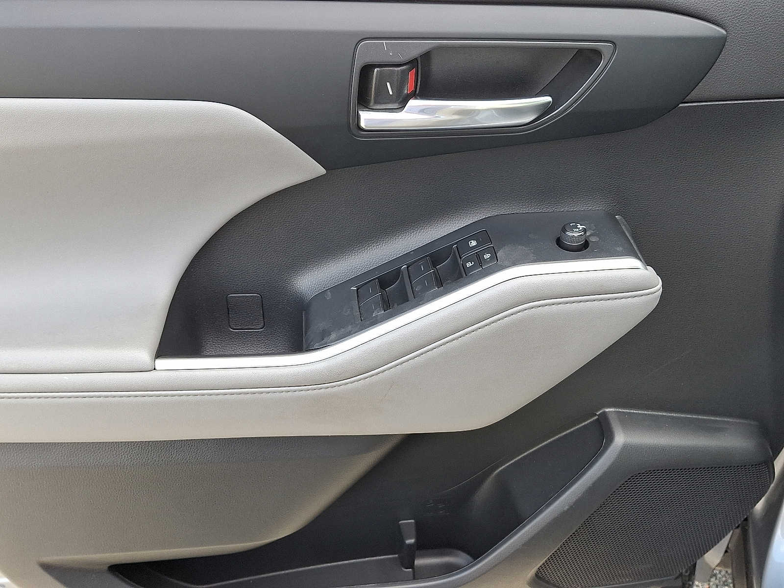 Thumbnail: 2022 Toyota Highlander - 17