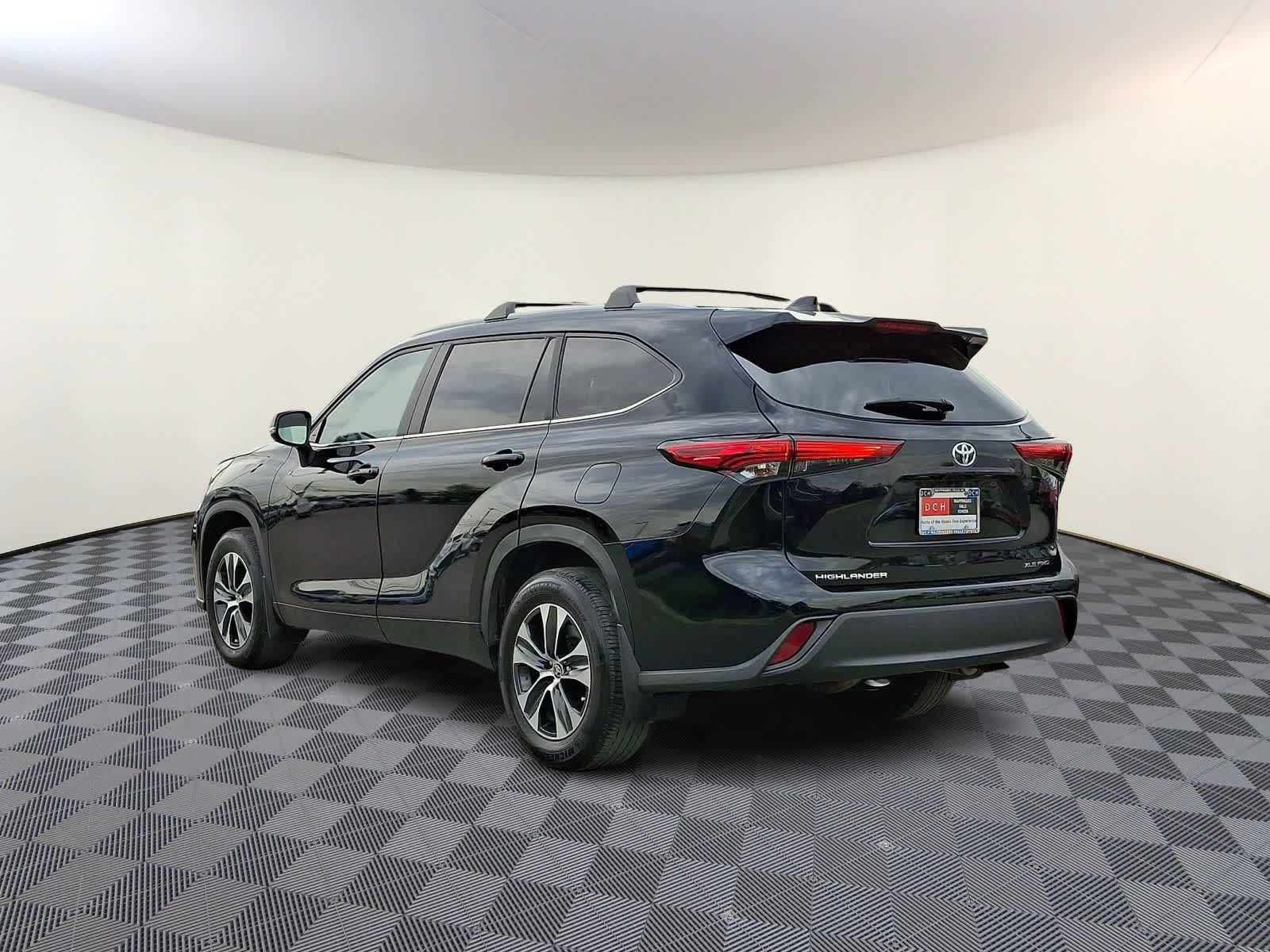 Thumbnail: 2023 Toyota Highlander - 8