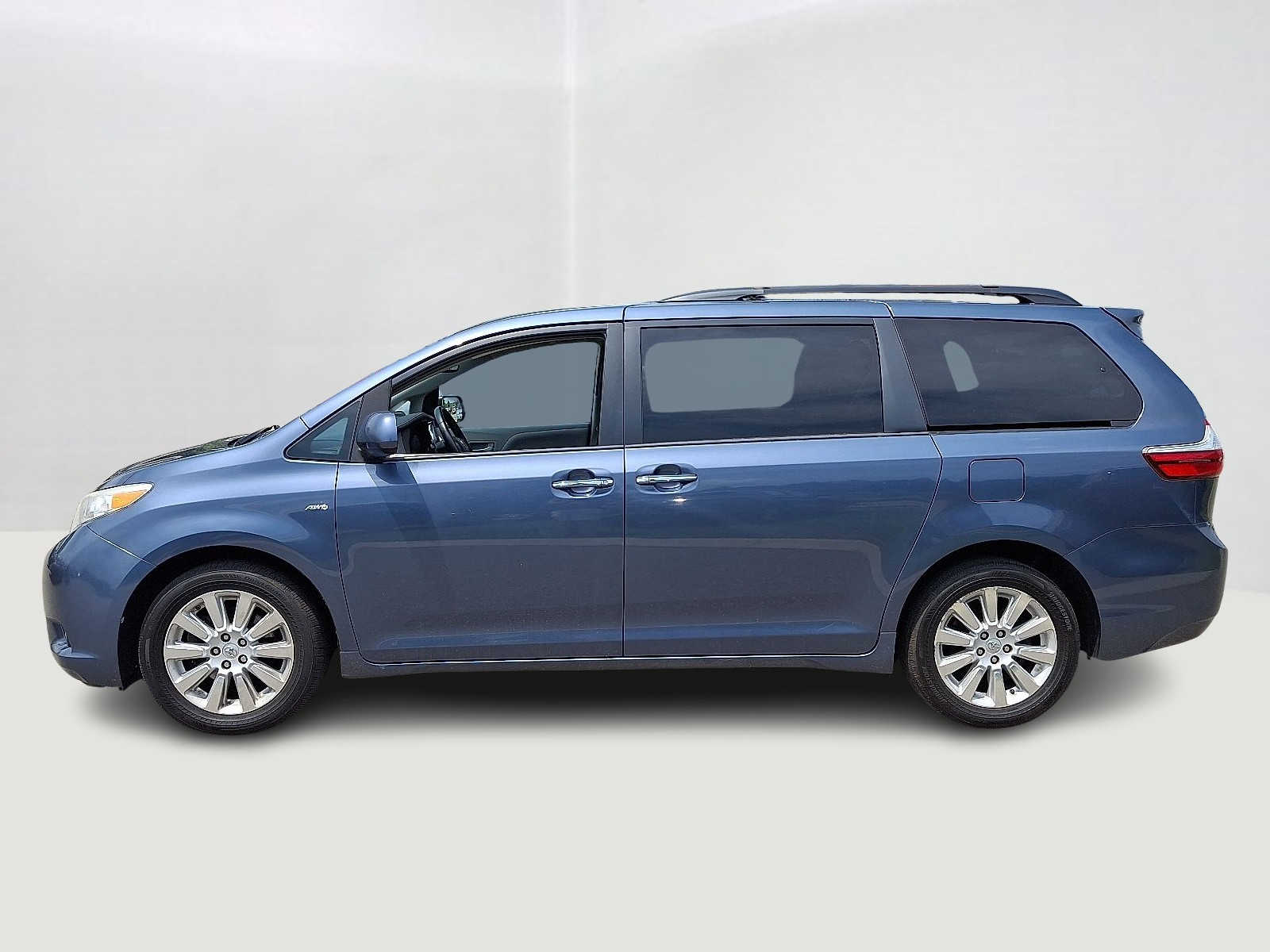 Thumbnail: 2016 Toyota Sienna - 9