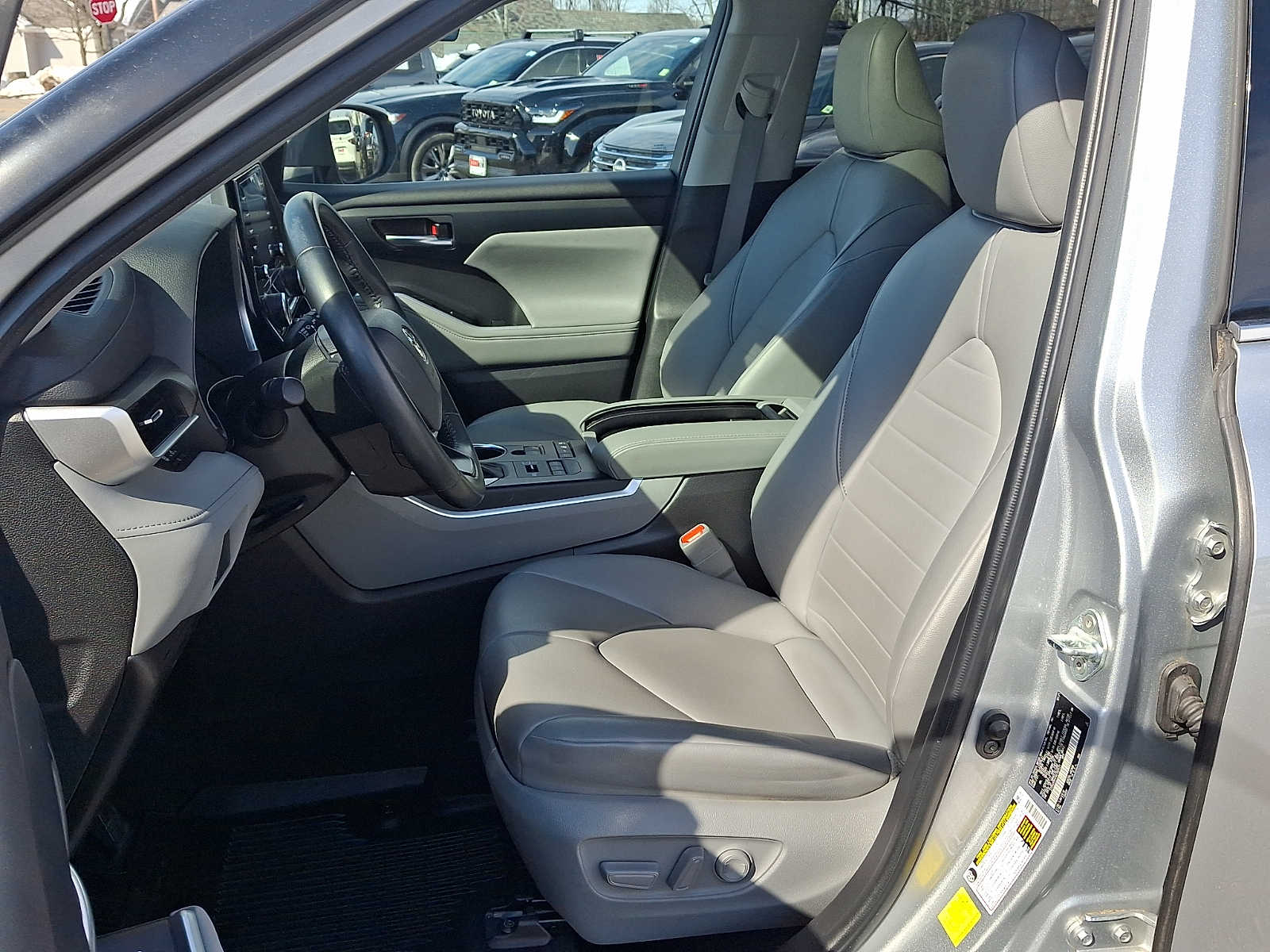 Thumbnail: 2022 Toyota Highlander - 18