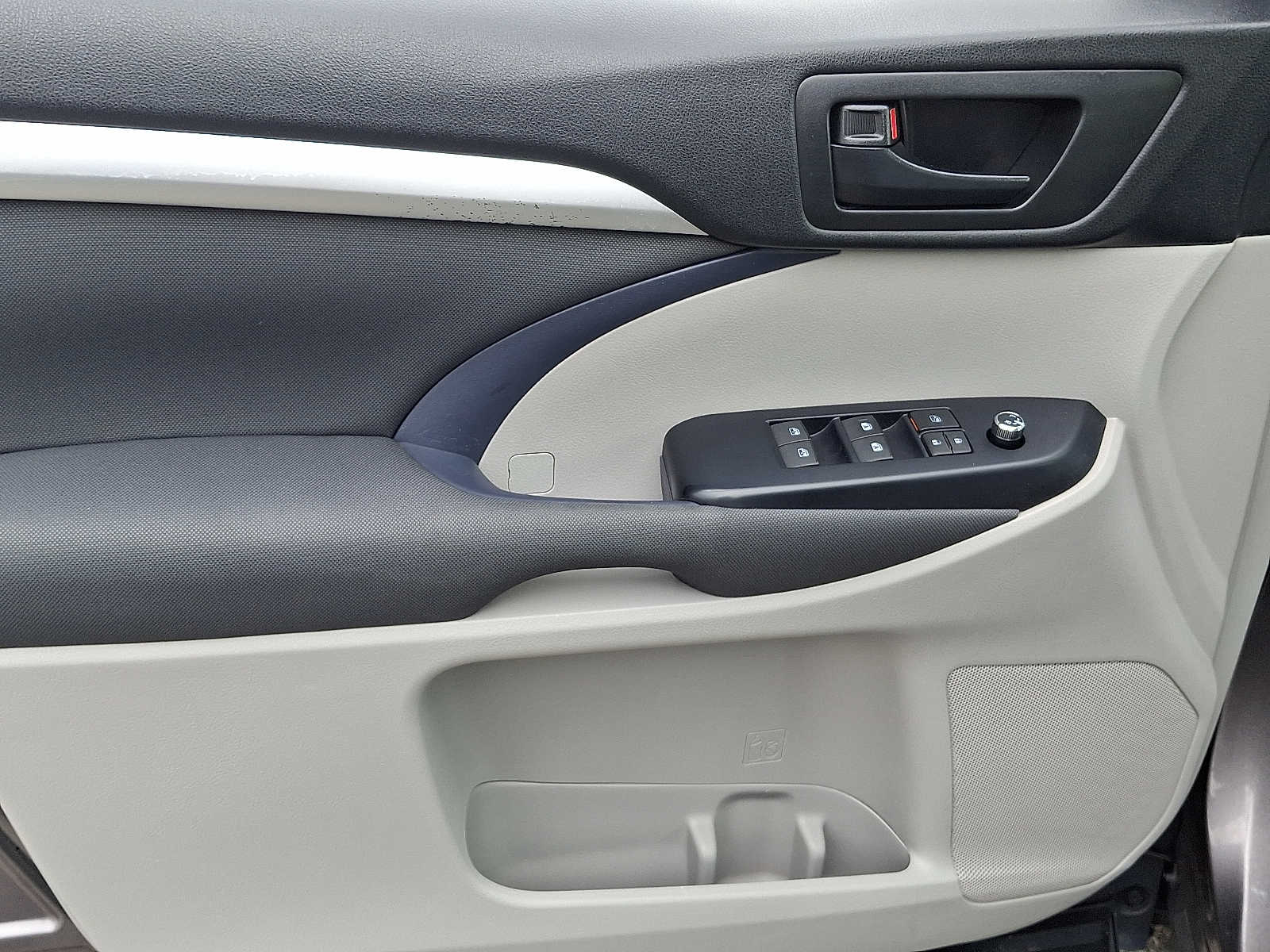 Thumbnail: 2019 Toyota Highlander - 15