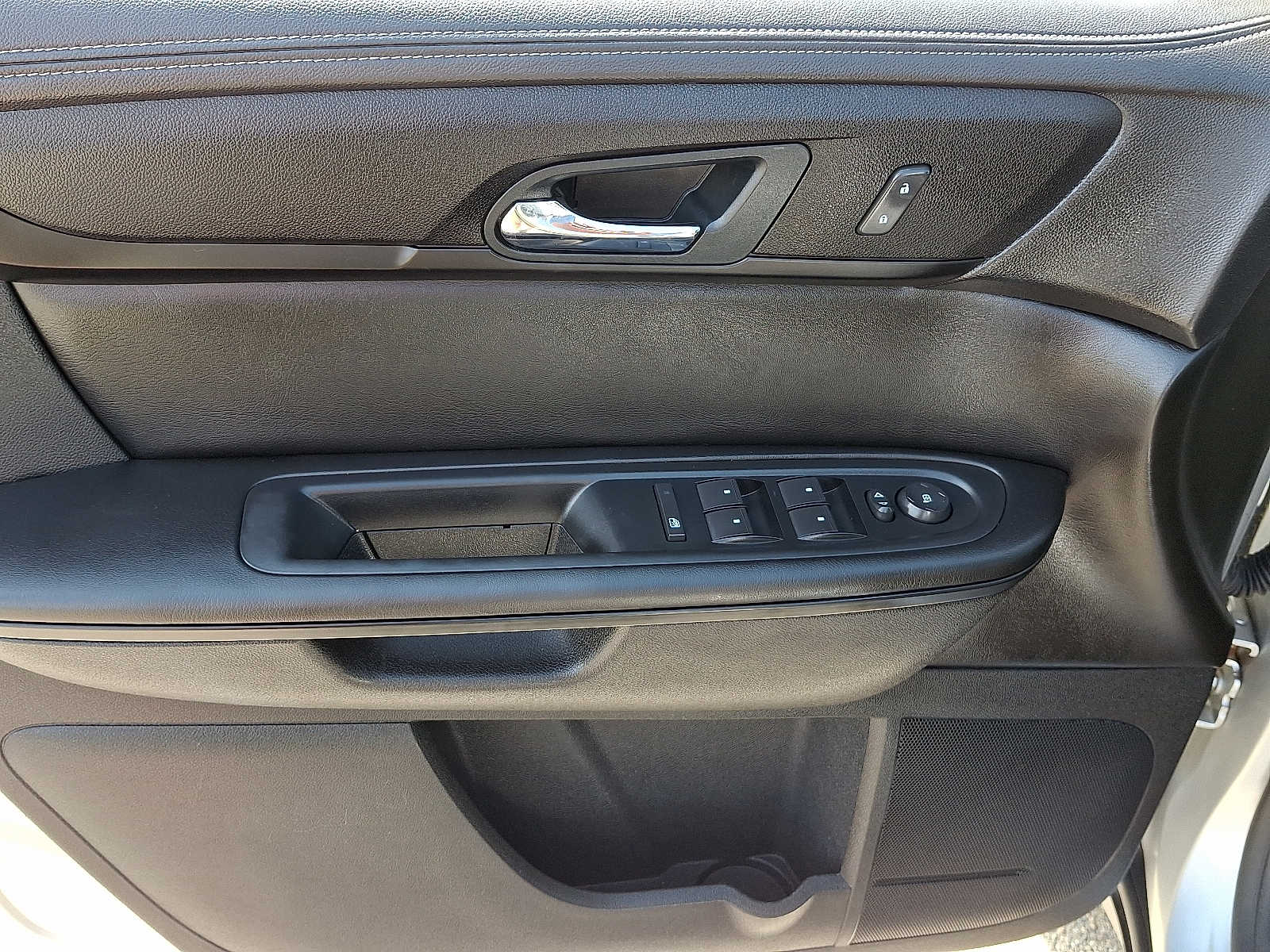 Thumbnail: 2015 Chevrolet Traverse - 15