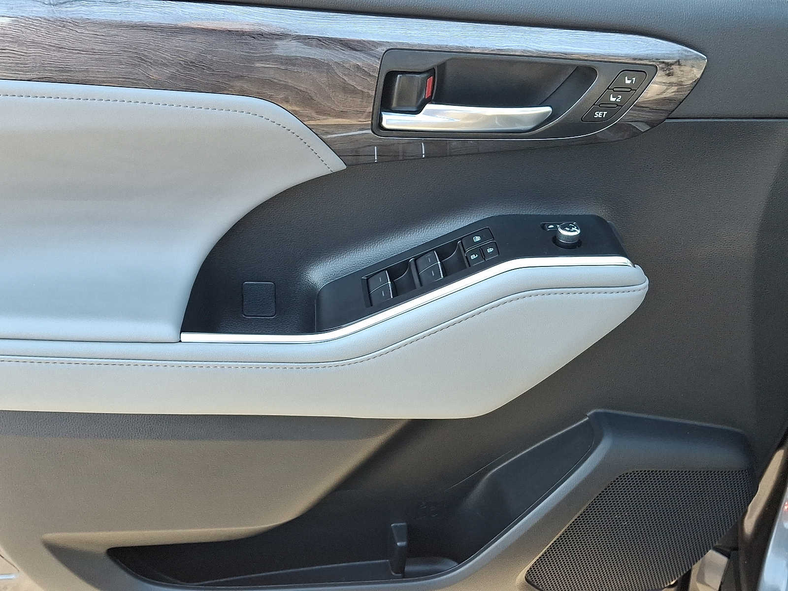 Thumbnail: 2023 Toyota Highlander - 14