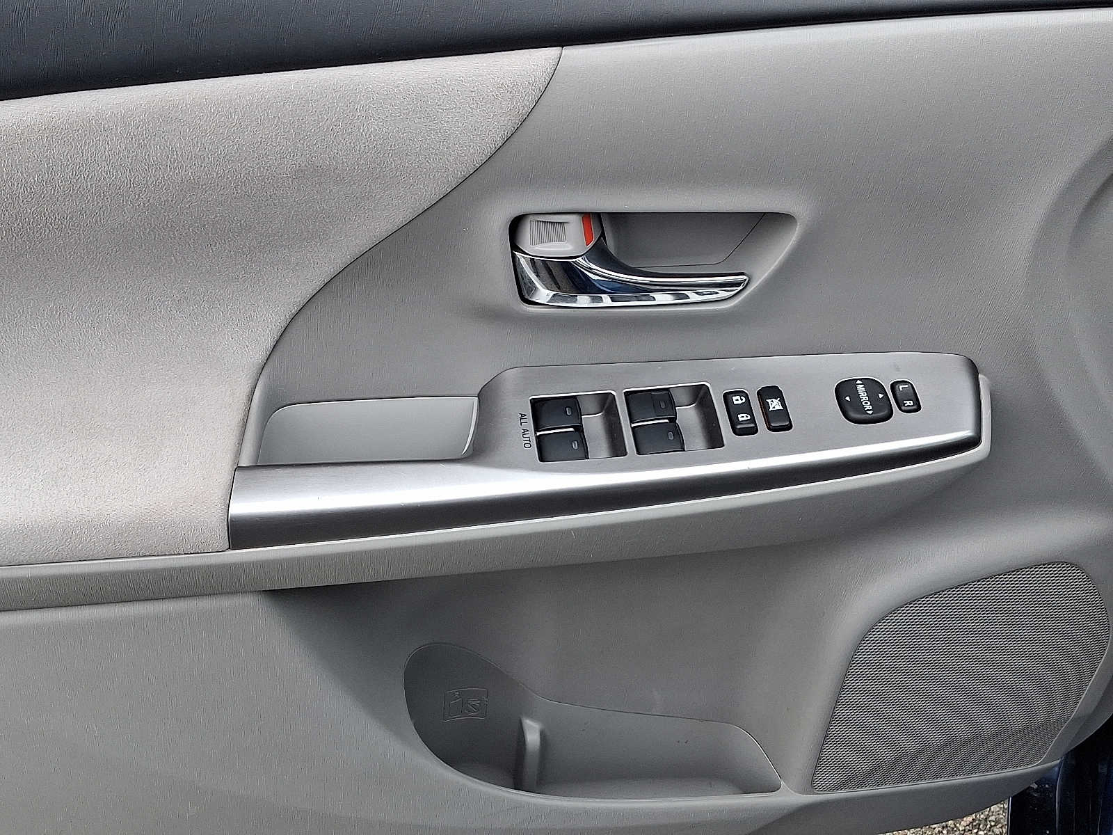 Thumbnail: 2015 Toyota Prius v - 14