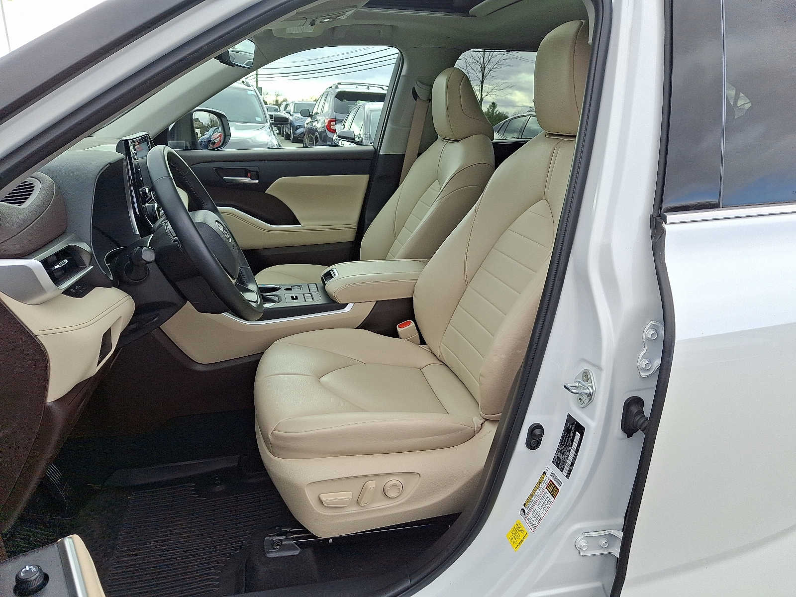 Thumbnail: 2022 Toyota Highlander - 18