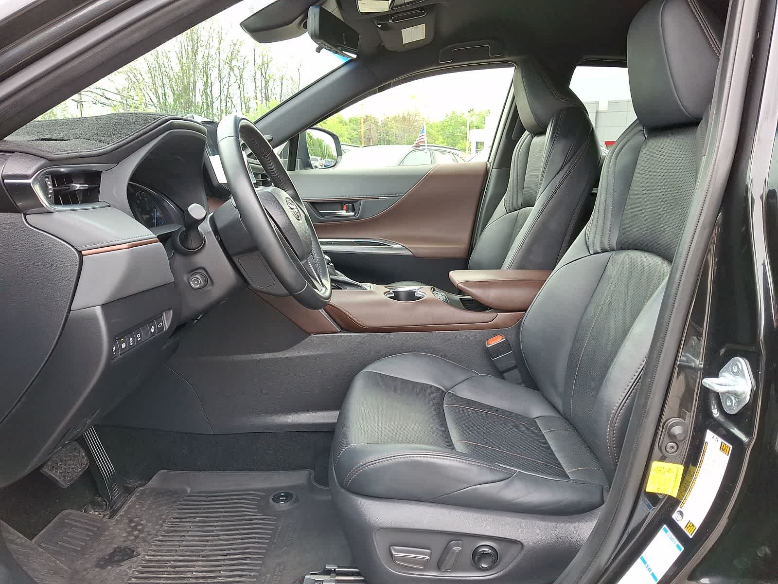 Thumbnail: 2021 Toyota Venza - 16