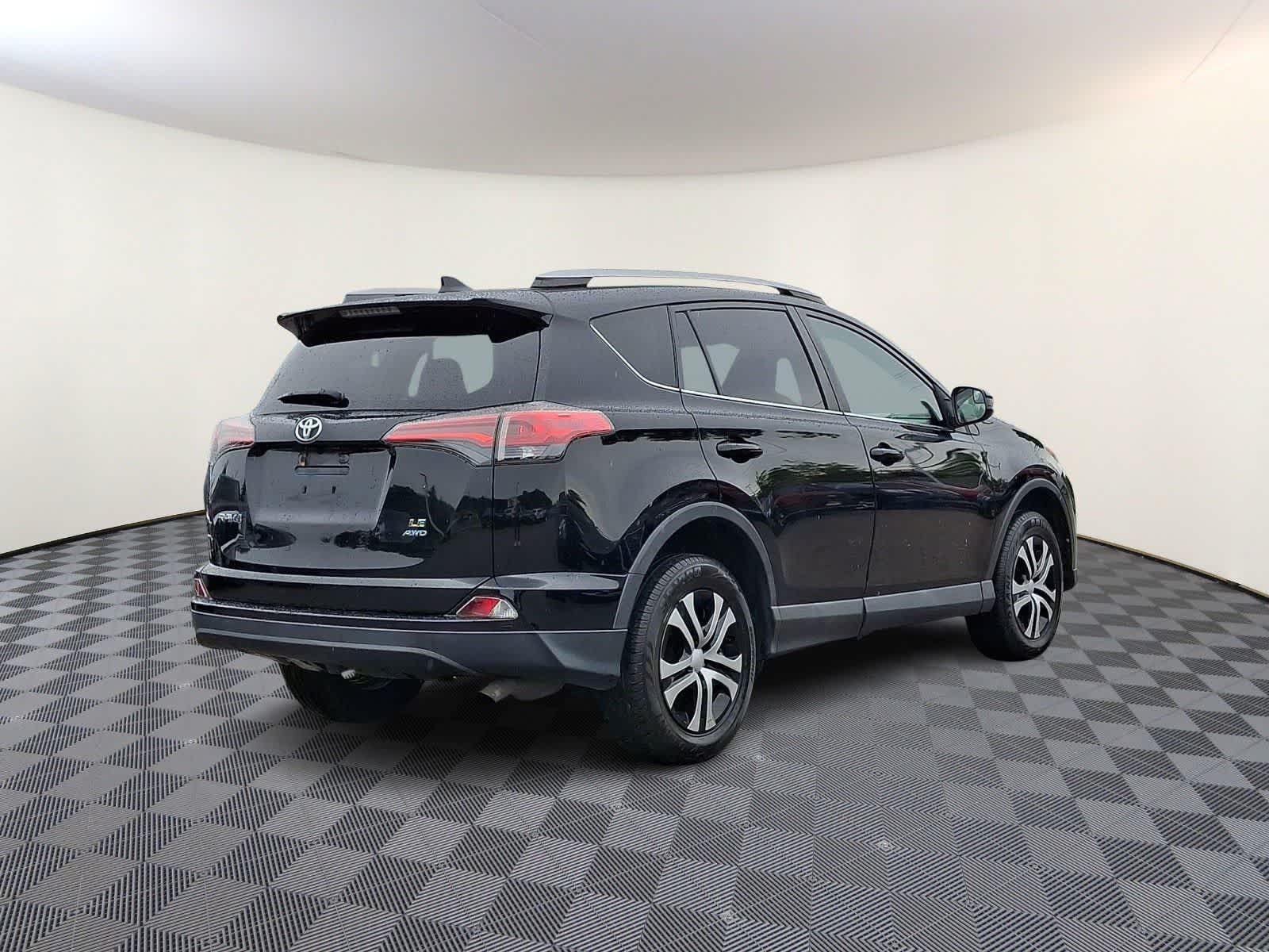 Thumbnail: 2018 Toyota RAV4 - 6
