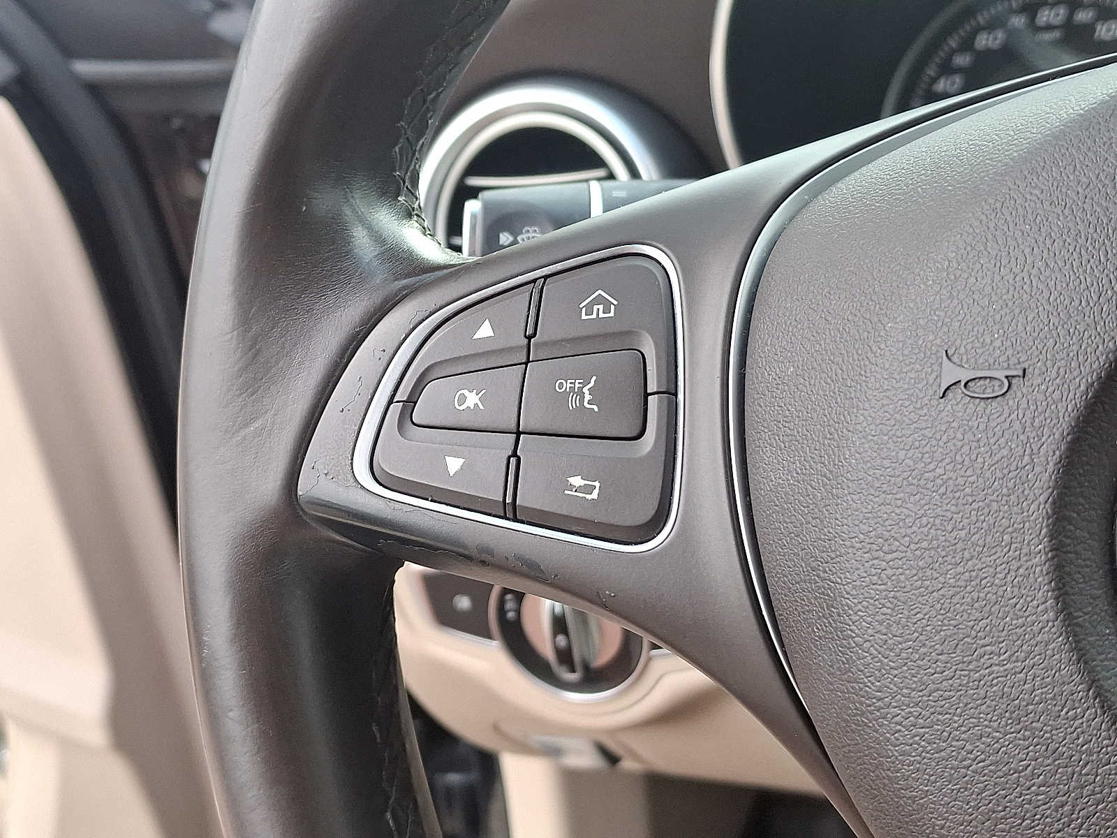 Thumbnail: 2015 Mercedes-Benz C-Class - 23
