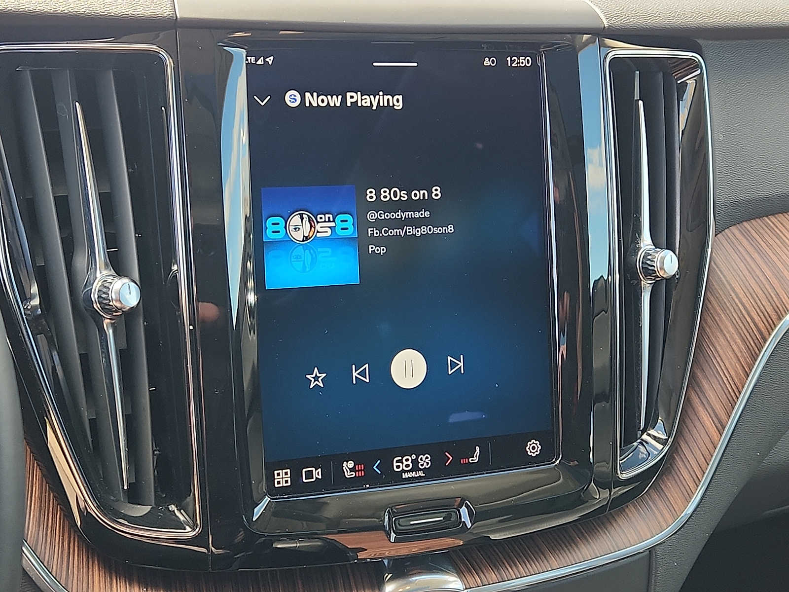 Thumbnail: 2022 Volvo XC60 - 18