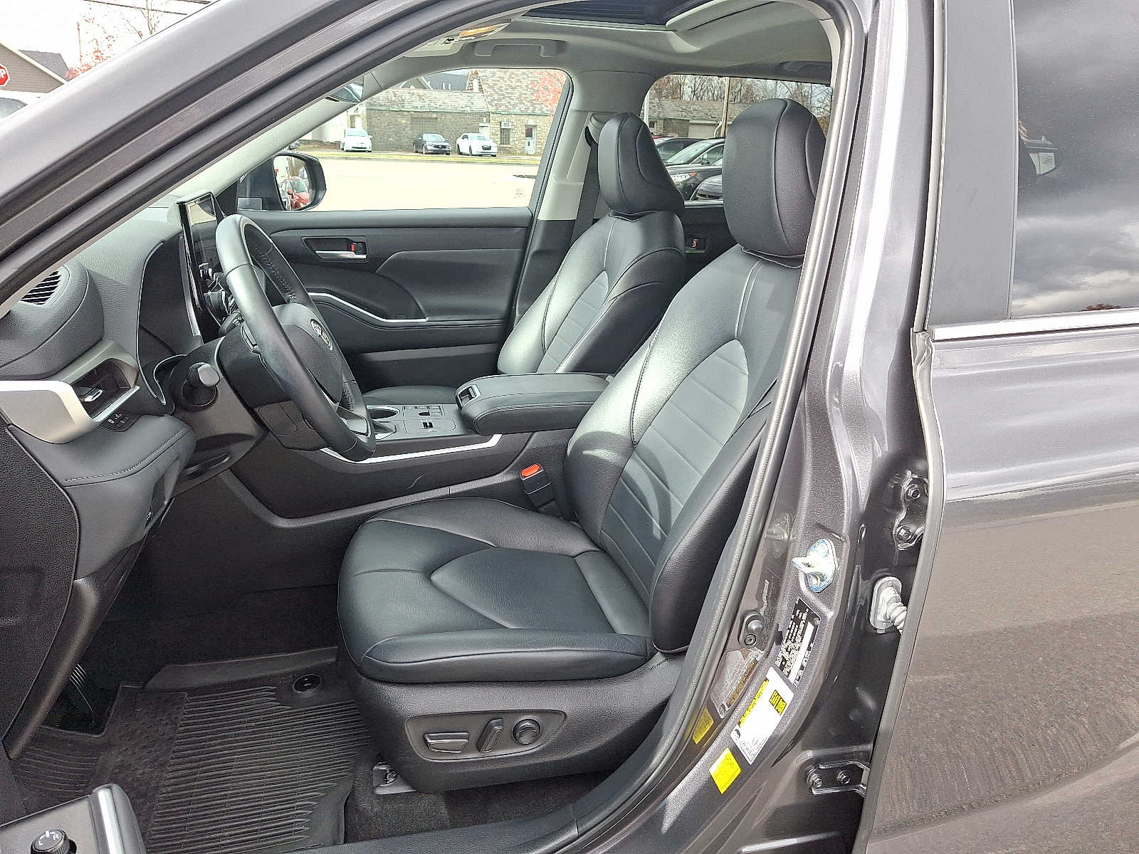 Thumbnail: 2023 Toyota Highlander - 18