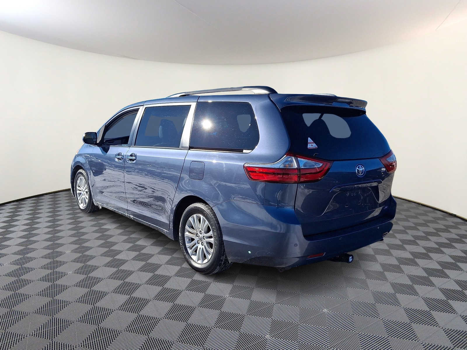 Thumbnail: 2015 Toyota Sienna - 8