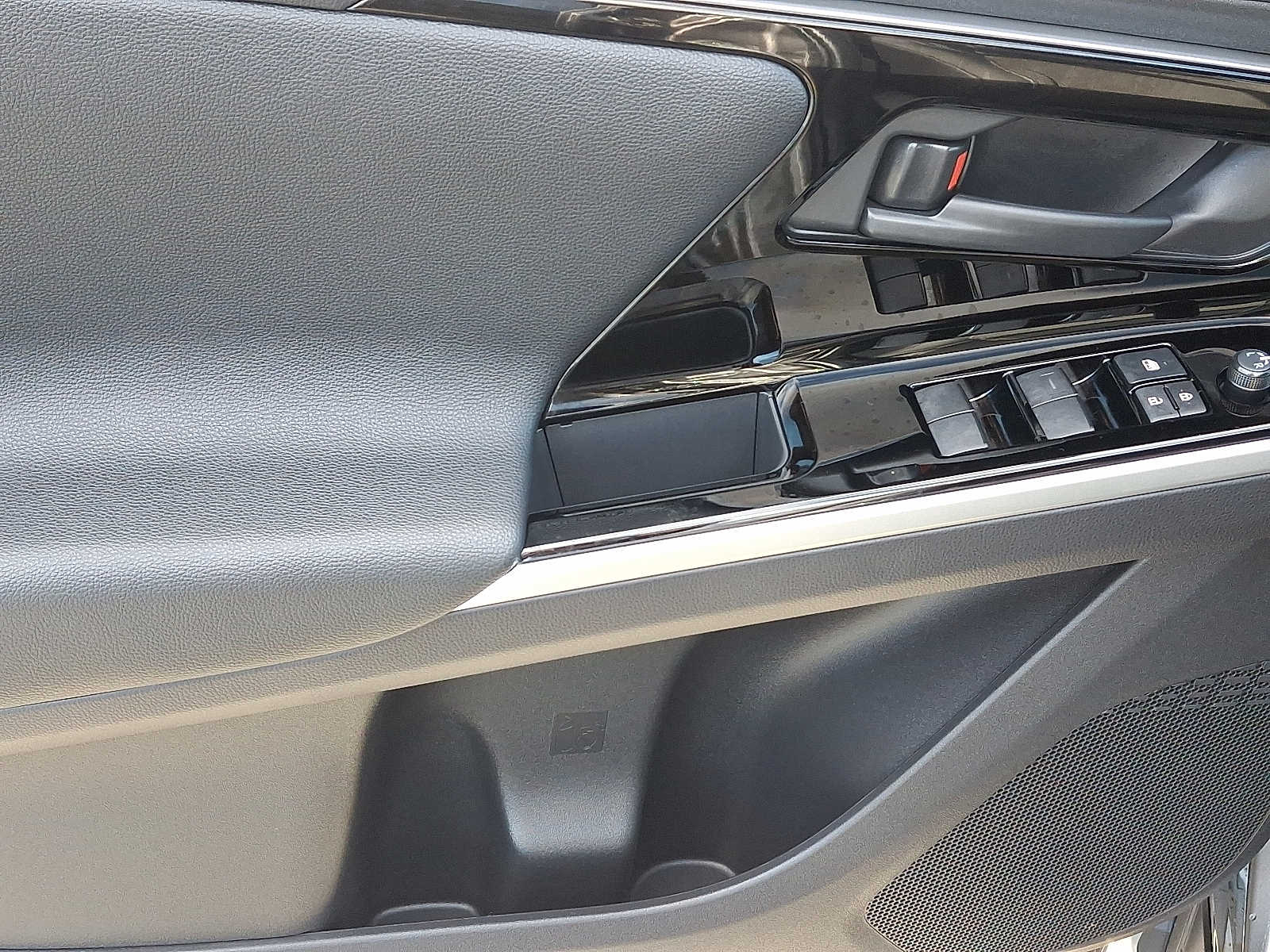 Thumbnail: 2025 Toyota bZ4X - 15