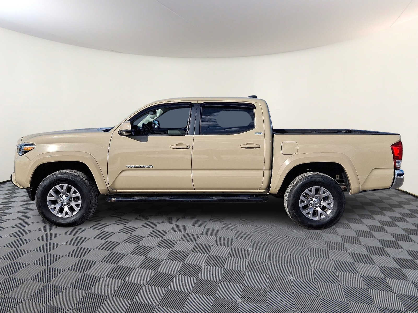 Thumbnail: 2017 Toyota Tacoma - 9