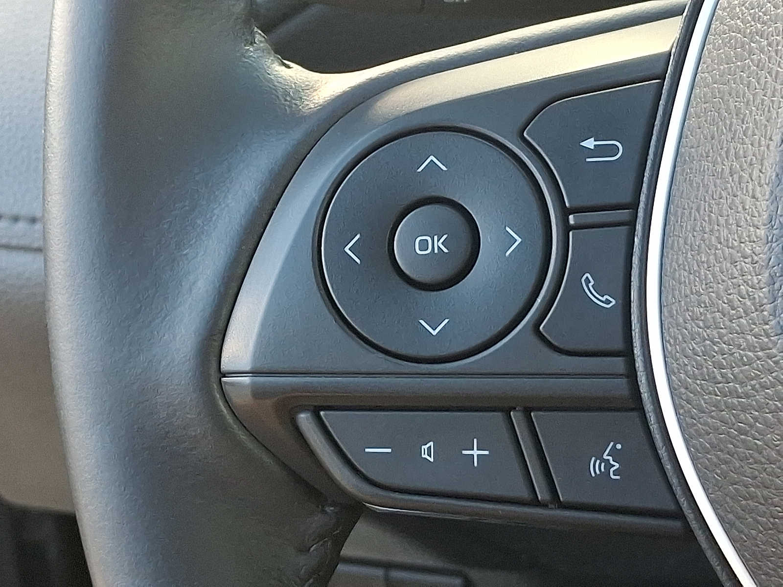 Thumbnail: 2022 Toyota Corolla Cross - 24