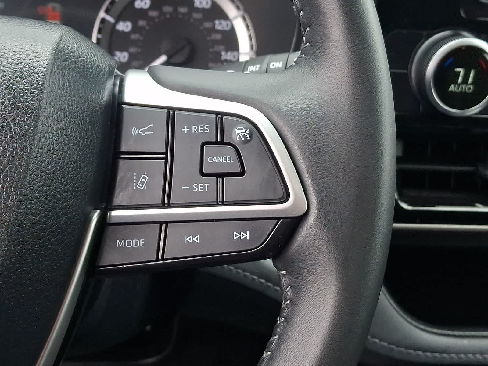 Thumbnail: 2023 Toyota Highlander - 25