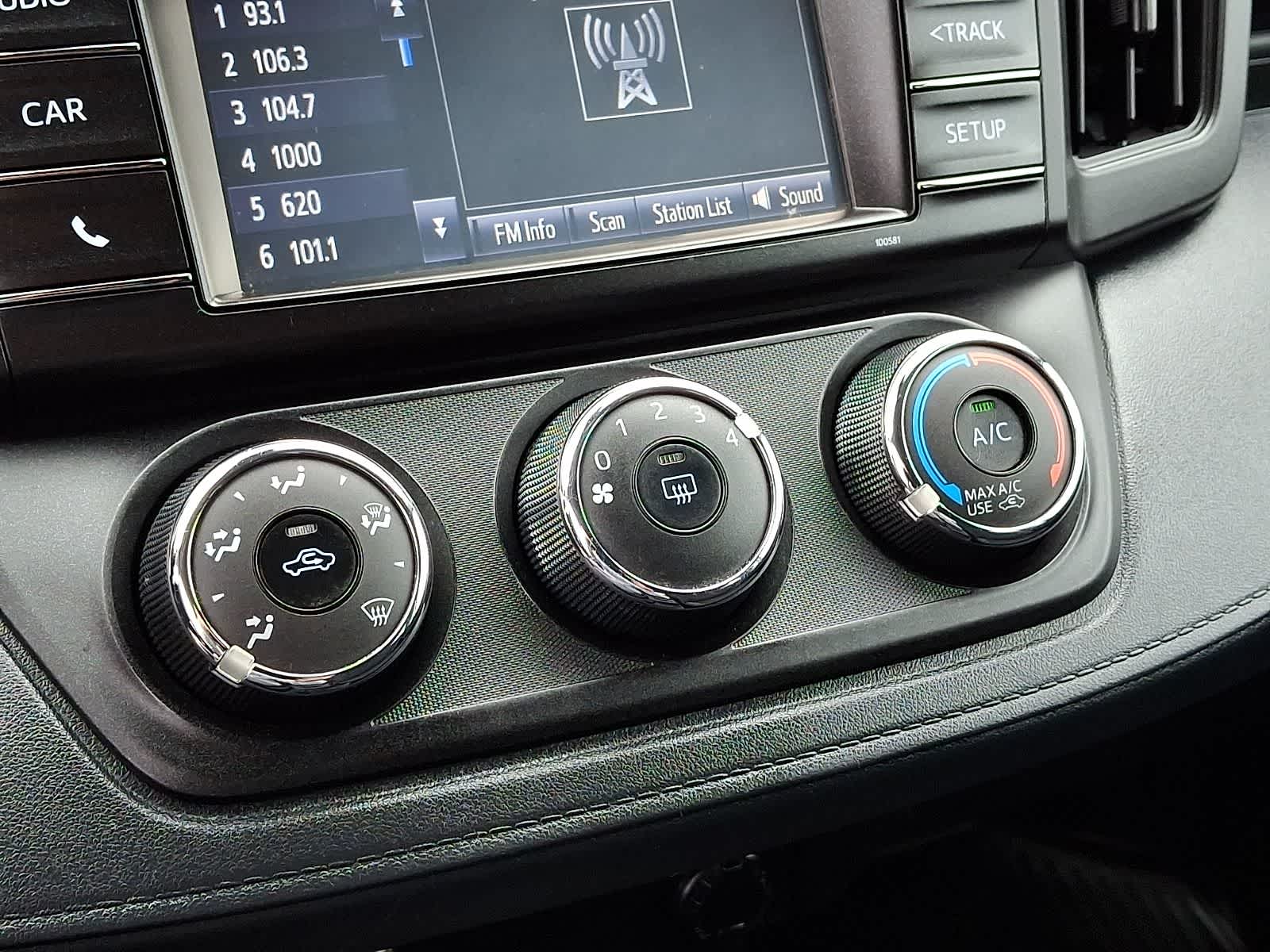 Thumbnail: 2018 Toyota RAV4 - 18