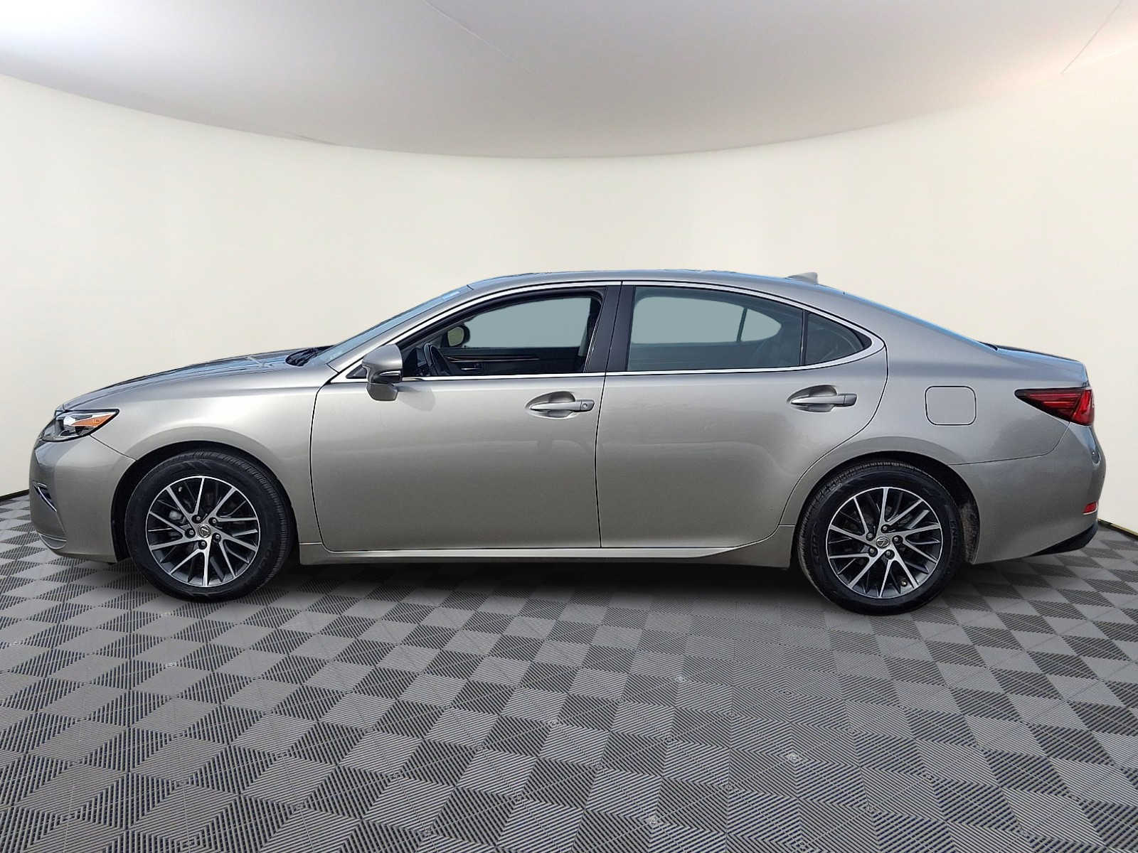 Thumbnail: 2016 Lexus ES - 8