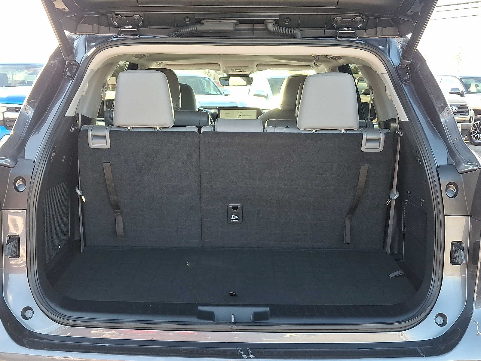 Thumbnail: 2023 Toyota Highlander - 27