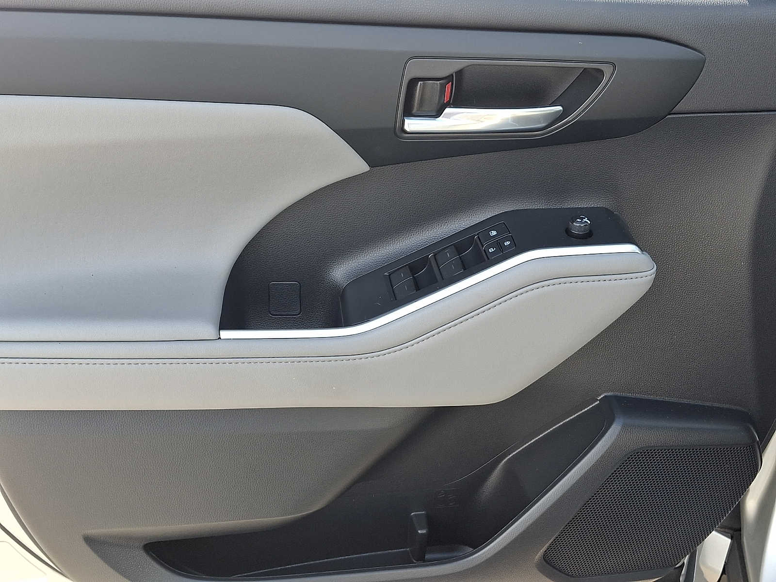 Thumbnail: 2022 Toyota Highlander - 17