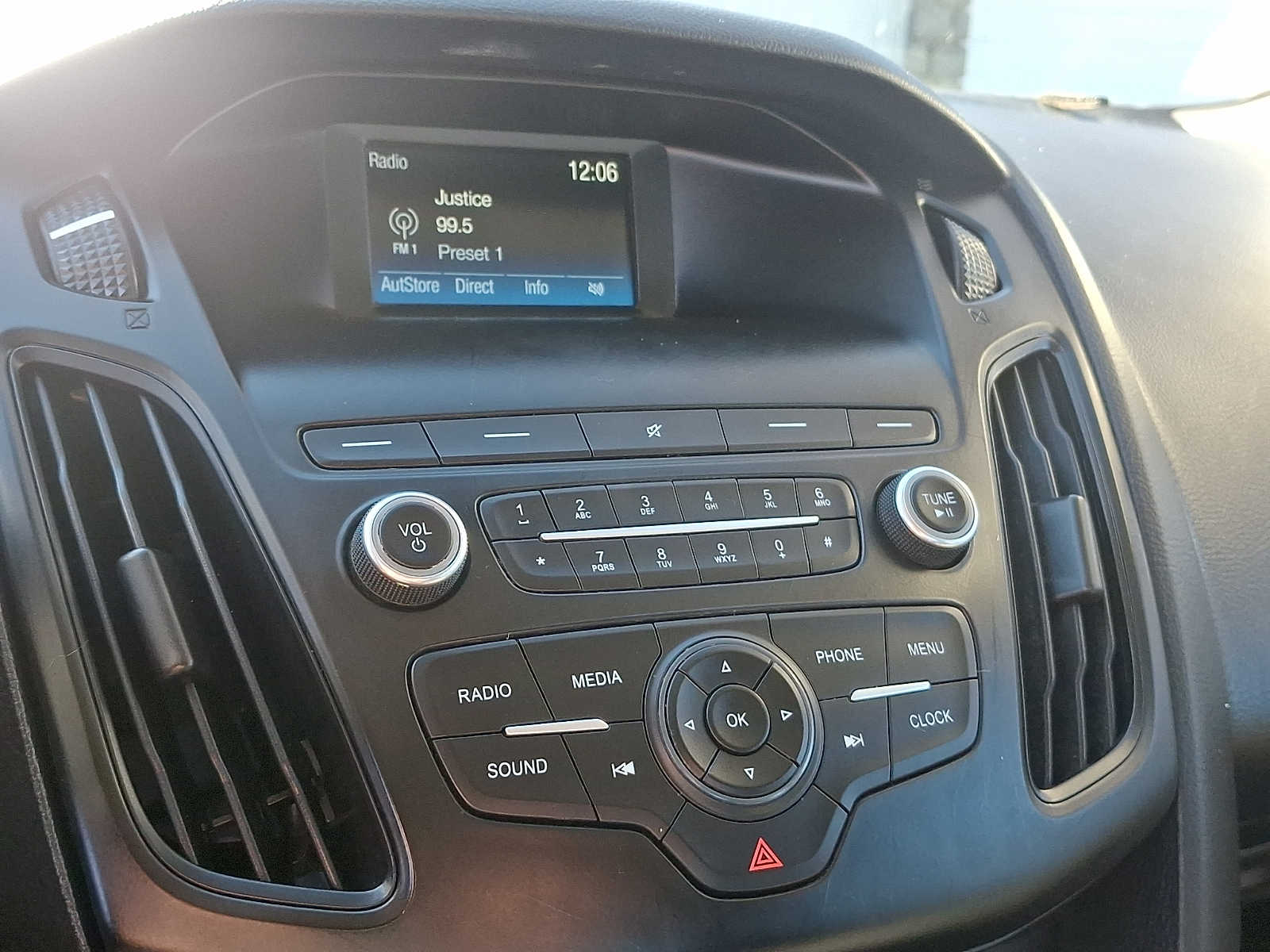 Thumbnail: 2018 Ford Focus - 17