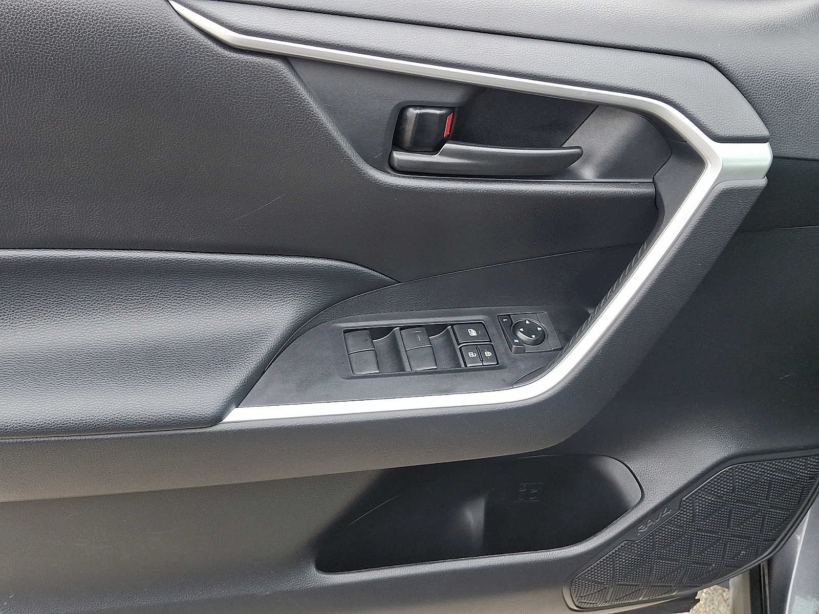 Thumbnail: 2020 Toyota RAV4 - 15