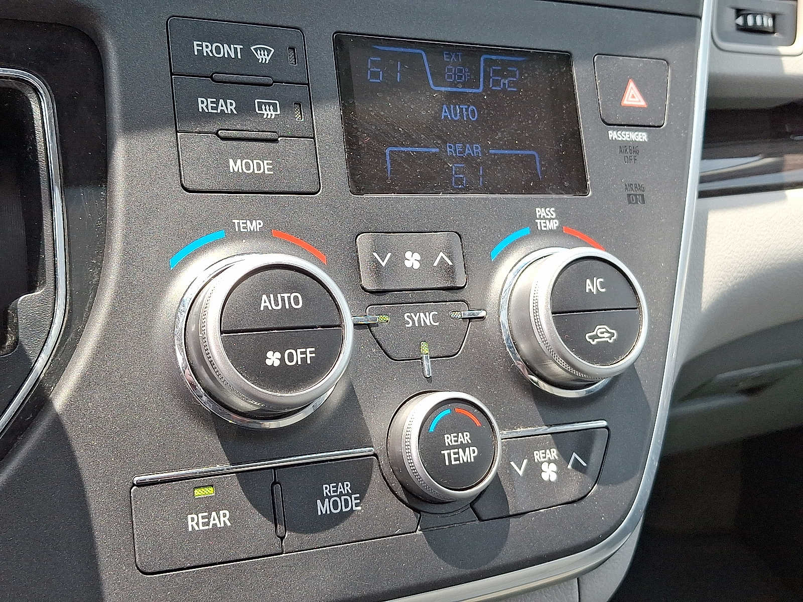 Thumbnail: 2016 Toyota Sienna - 15