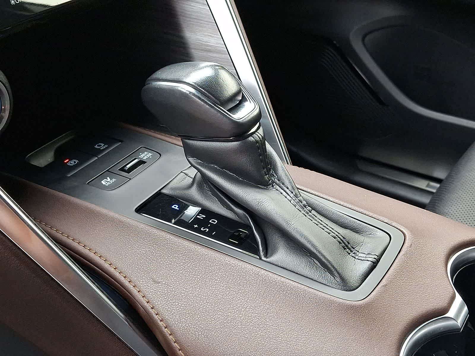 Thumbnail: 2021 Toyota Venza - 18