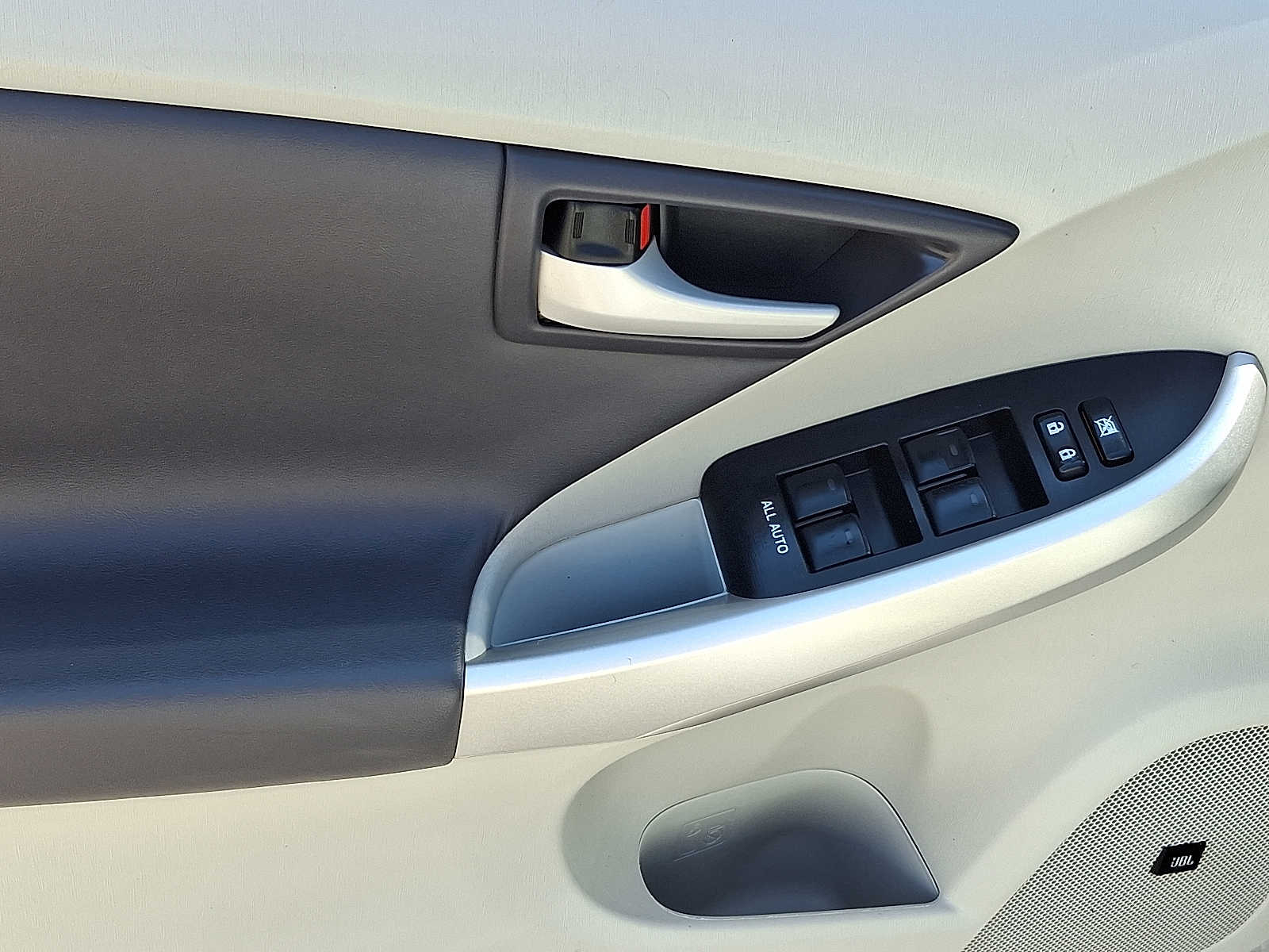 Thumbnail: 2011 Toyota Prius - 14