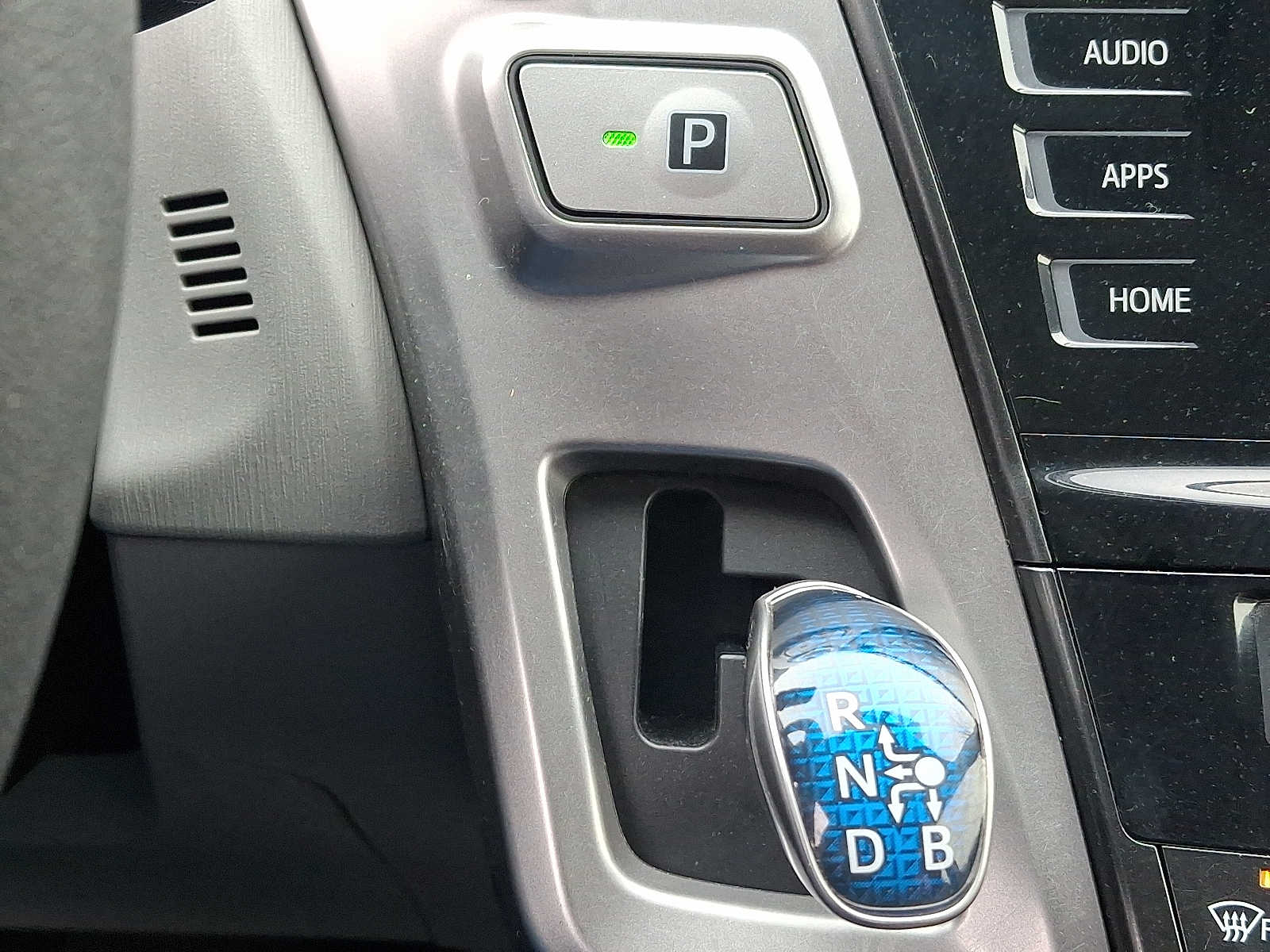 Thumbnail: 2015 Toyota Prius v - 16