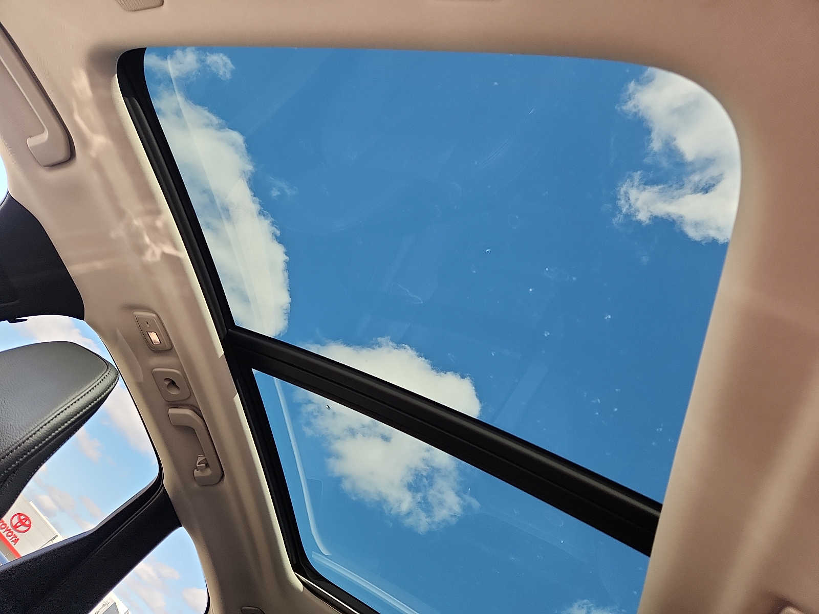 Thumbnail: 2022 Volvo XC60 - 15