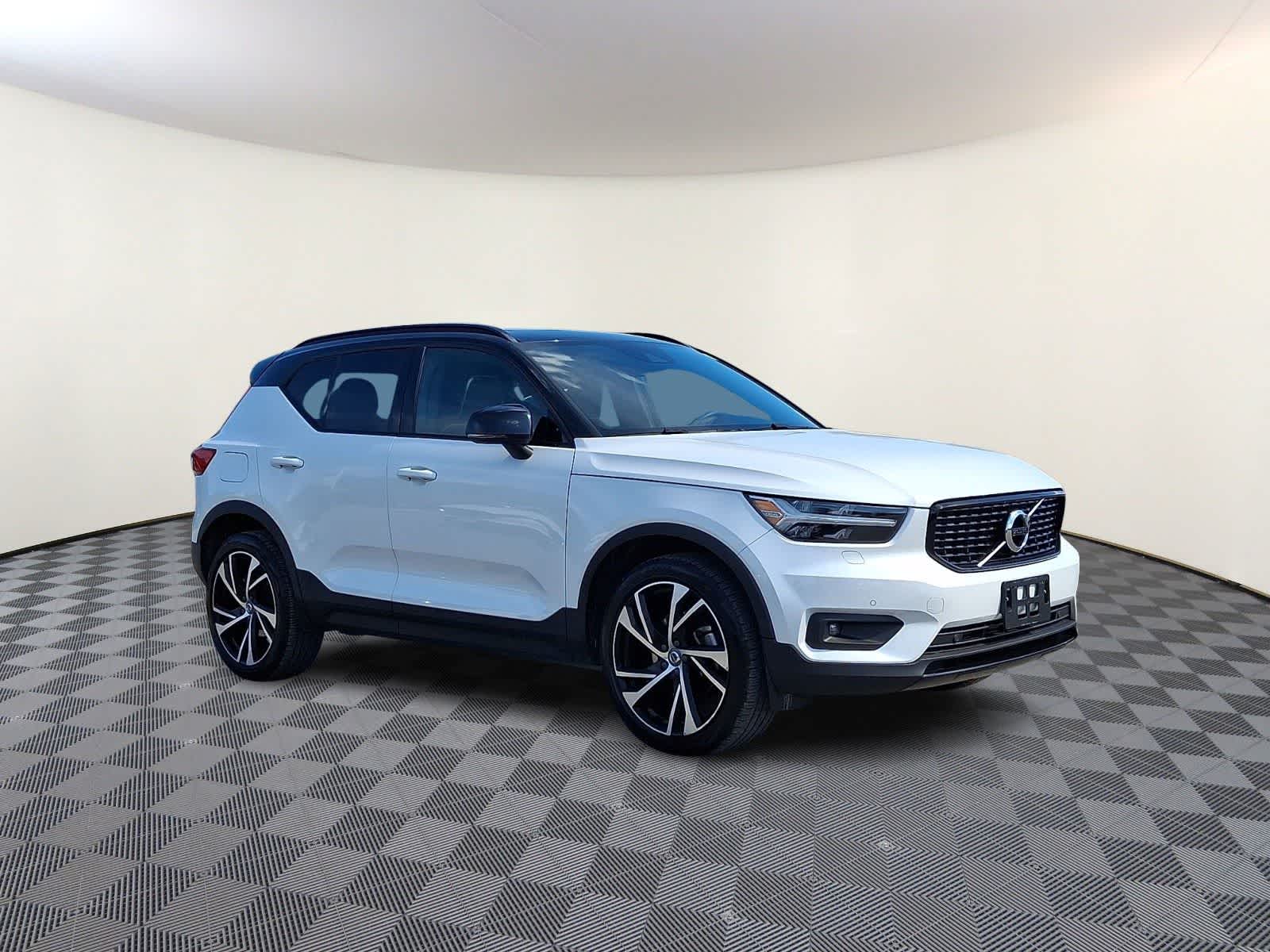 Thumbnail: 2022 Volvo XC40 - 4