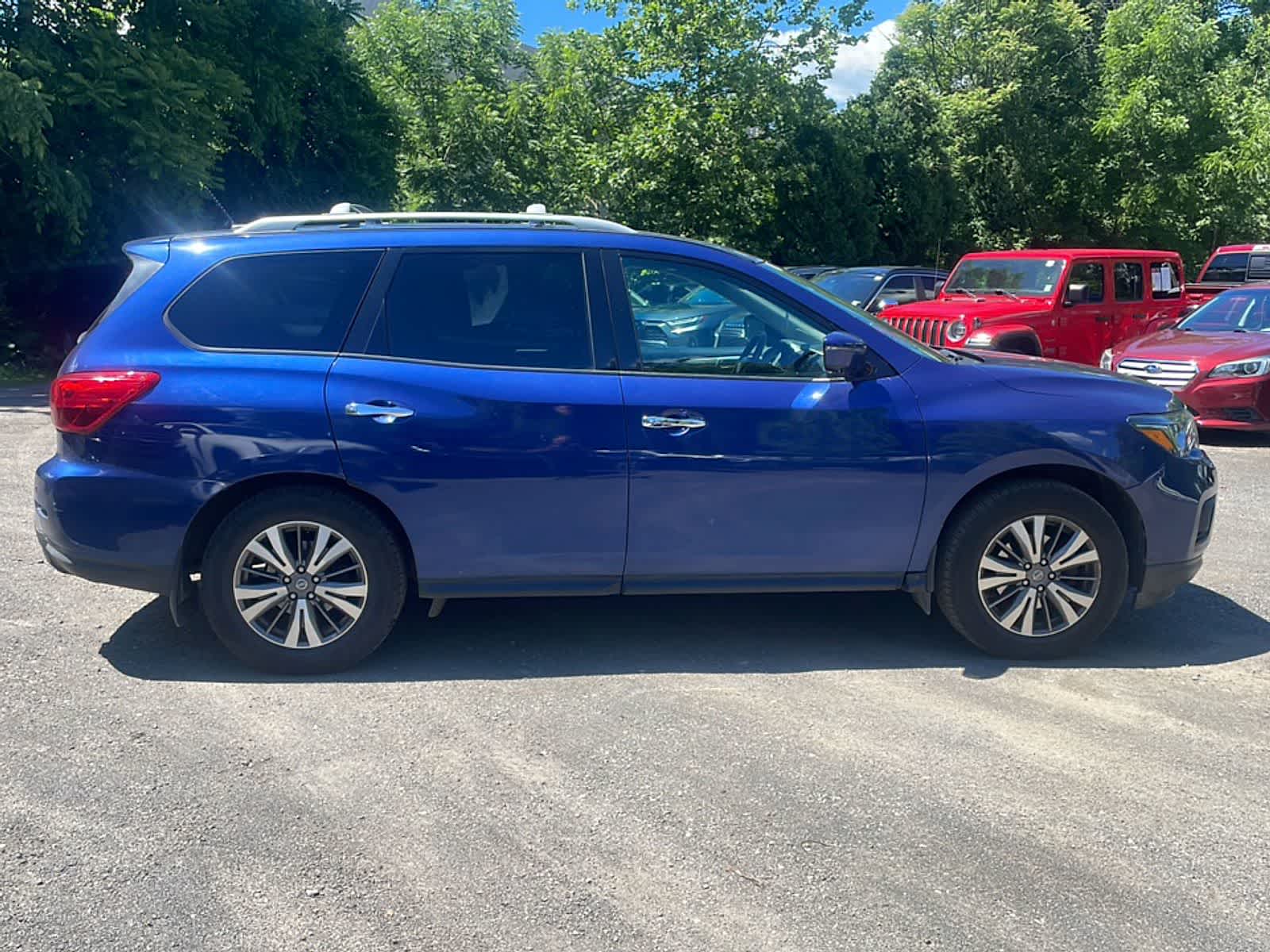 Thumbnail: 2017 Nissan Pathfinder - 9