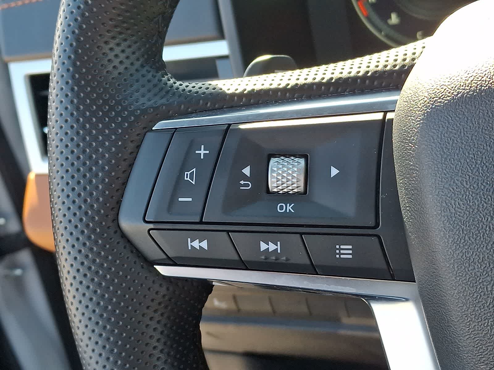 Thumbnail: 2024 Mitsubishi Outlander - 25