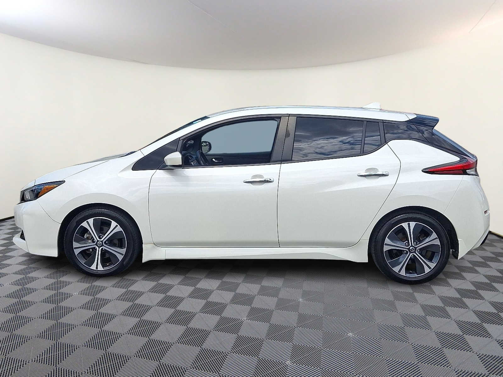 Thumbnail: 2022 Nissan Leaf - 8