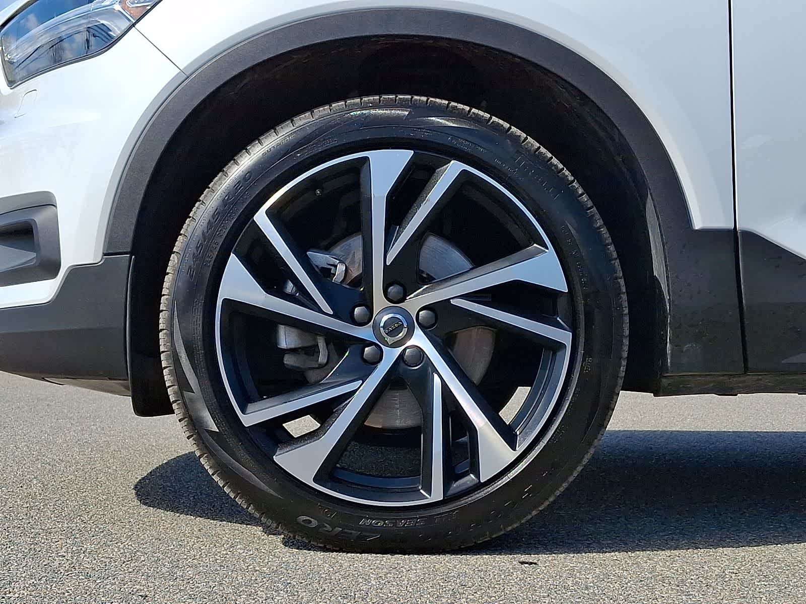 Thumbnail: 2022 Volvo XC40 - 9