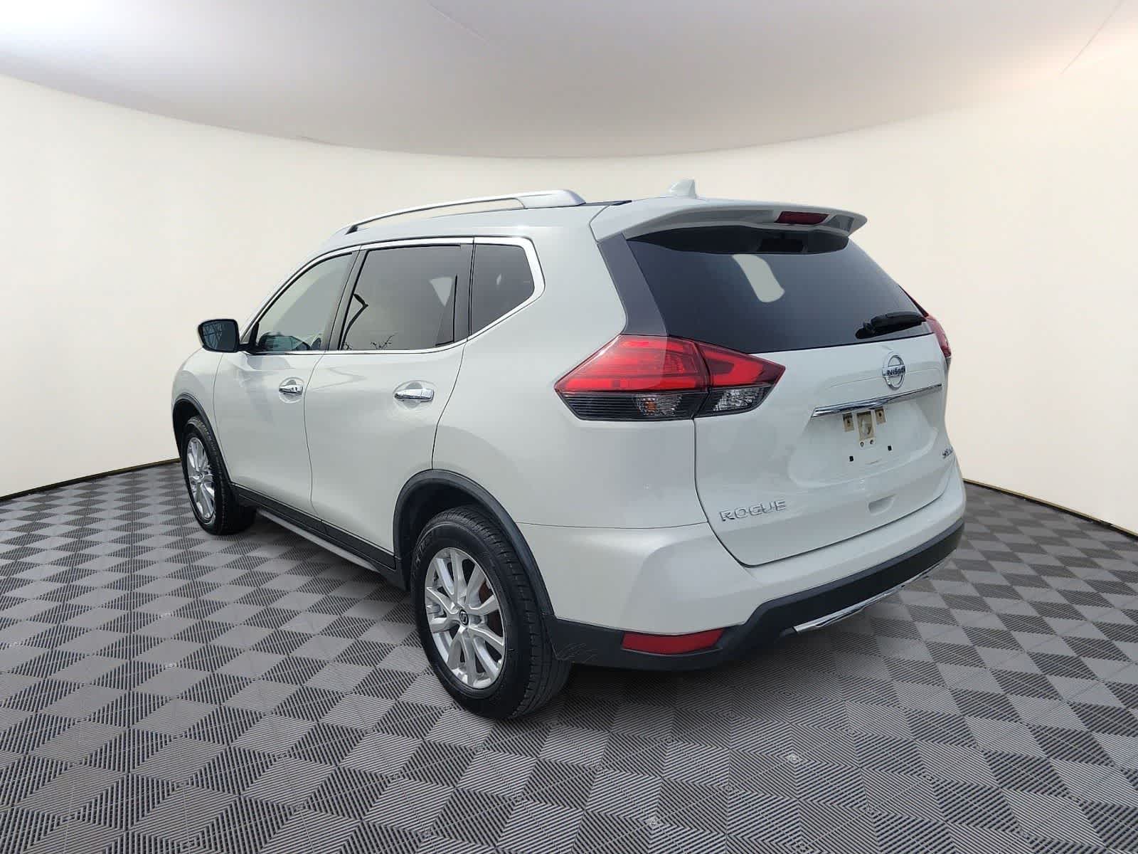 Thumbnail: 2017 Nissan Rogue - 7